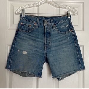 Levi’s Medium Wash Mid Thigh Denim Shorts 23